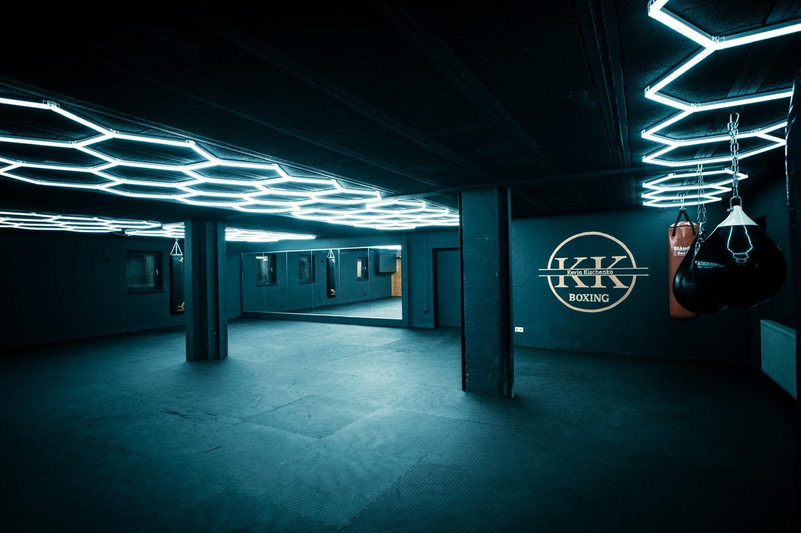KK Boxing Trainingshalle Villingen-Schwenningen — Hex-LED-Decke, Sandsäcke