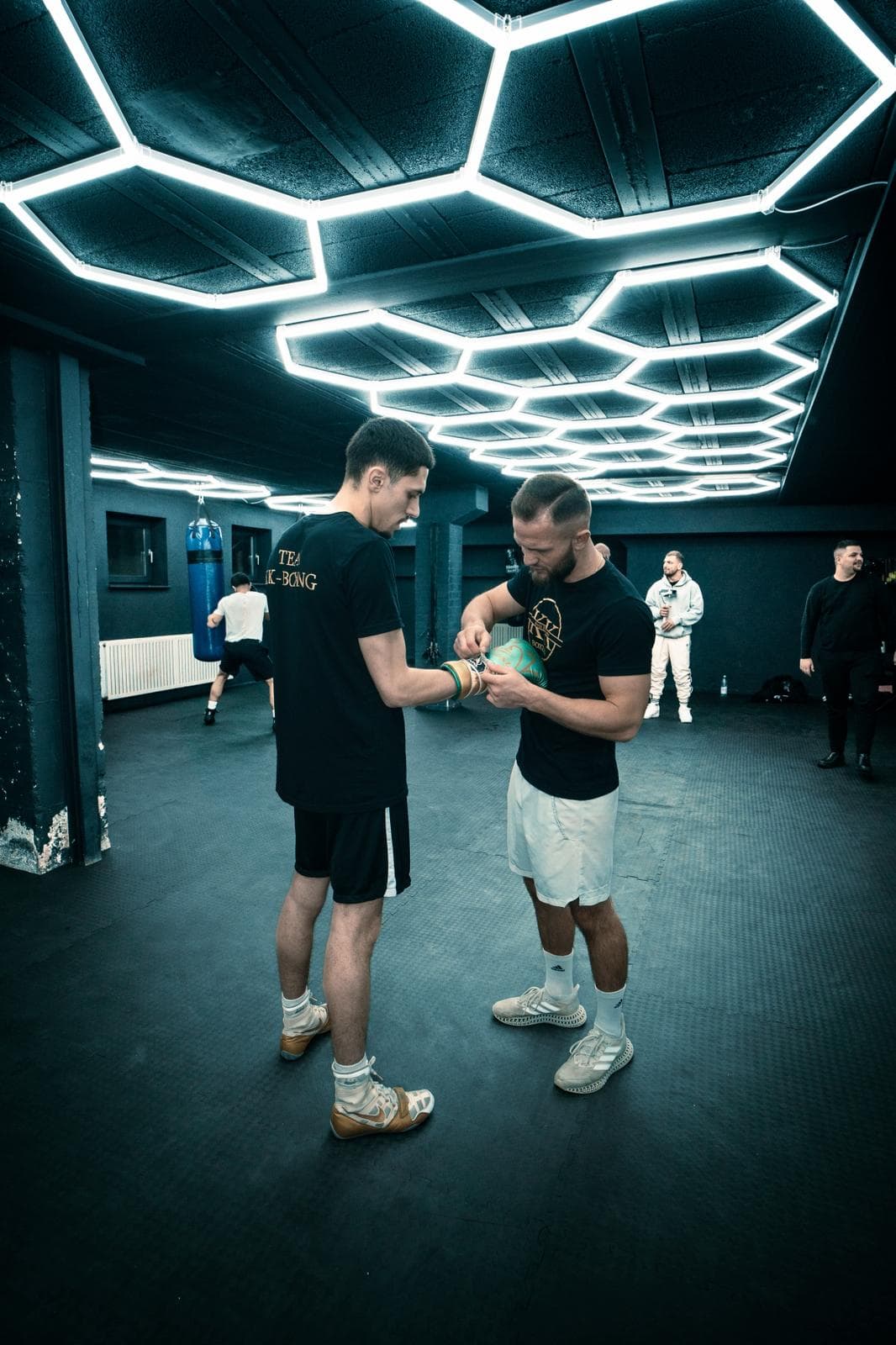 Hände tapen vor dem Training