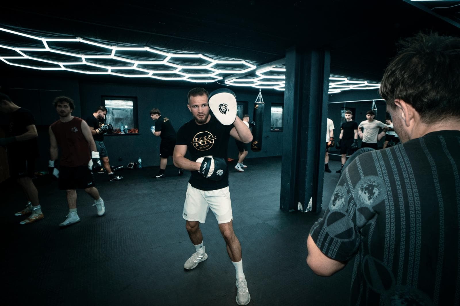 Kevin Kischenko coacht Trainingsgruppe bei KK Boxing
