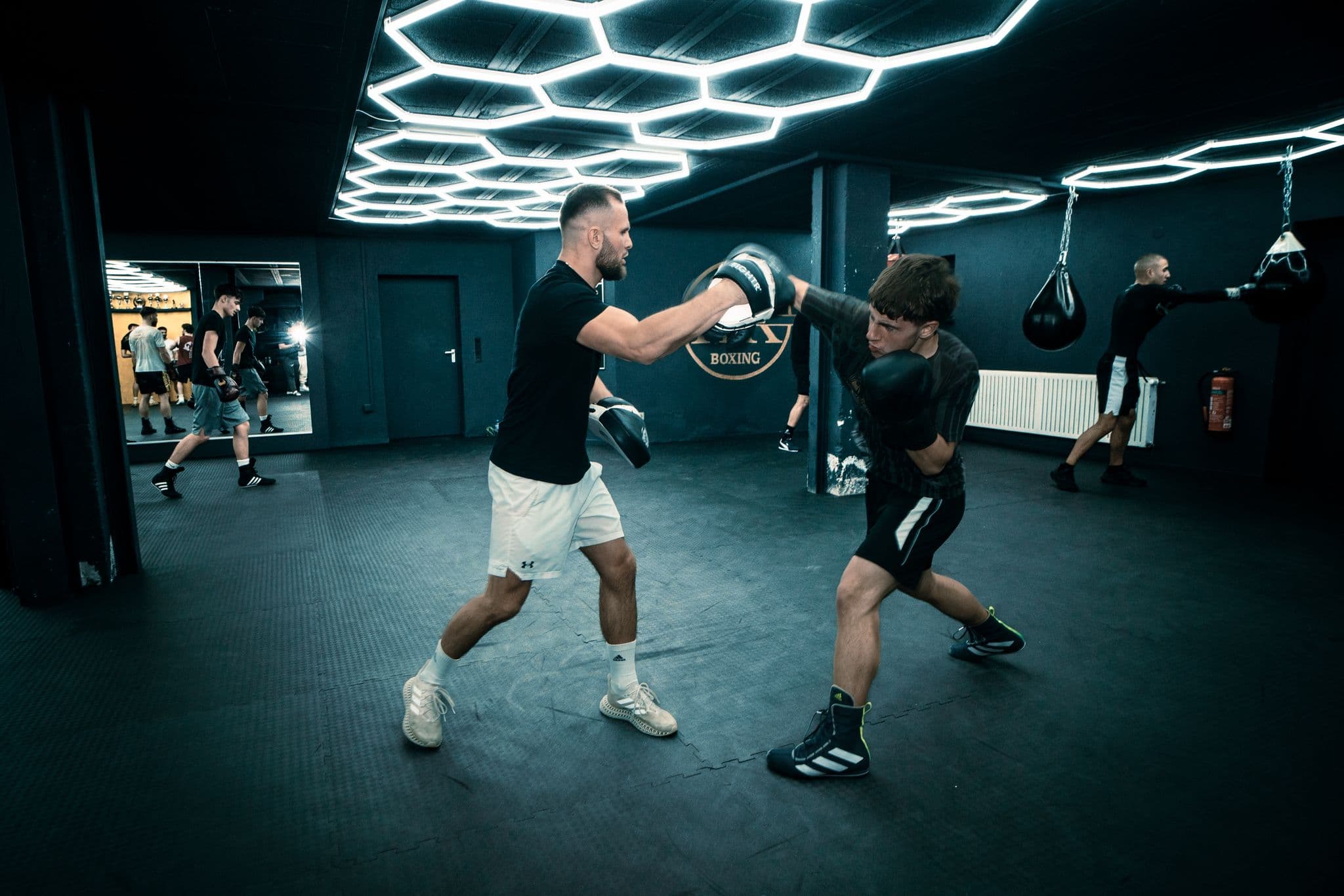 KK Boxing Trainingshalle Villingen-Schwenningen mit hexagonalen LED-Deckenleuchten